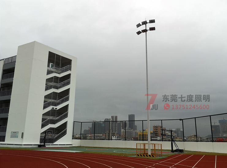 学校操场15米6x400W污版草莓视频现场实例图片